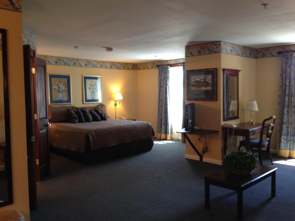 Greenville Inn & Suites Room photo